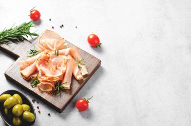 İyileştirilmiş Et Tabağı, Prosciutto Crudo veya Baharatlı Jamon, Antipasto, Gri Beton Arkaplan Üzerine Aperatif