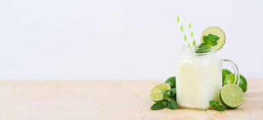 Brezilya Limonatası, Kremalı Limonata veya Limonlu Limonata ve Parlak Arkaplanda Nane Şekeri