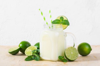 Brezilya Limonatası, Kremalı Limonata veya Limonlu Limonata ve Parlak Arkaplanda Nane Şekeri