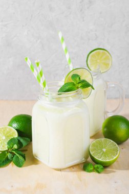 Brezilya Limonatası, Kremalı Limonata veya Limonlu Limonata ve Parlak Arkaplanda Nane Şekeri