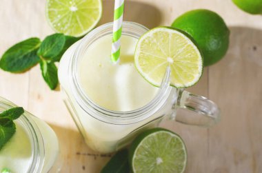 Brezilya Limonatası, Kremalı Limonata veya Limonlu Limonata ve Parlak Arkaplanda Nane Şekeri