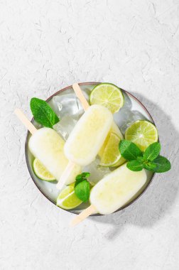 Ferahlatıcı kireç şekerlemeler, Brezilya Limonata Buz Şekeri Taze kireç ve Parlak Arka planda Nane Şekeri, Sağlıklı Tatlı