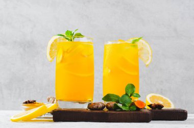 Ginger ve Zerdeçal Limonata, Turmerik ve Baharatlı Sağlıklı İçecek, Jamu Suyu, Parlak Gri Arkaplan Üzerine Dokunulmazlık İçeceği