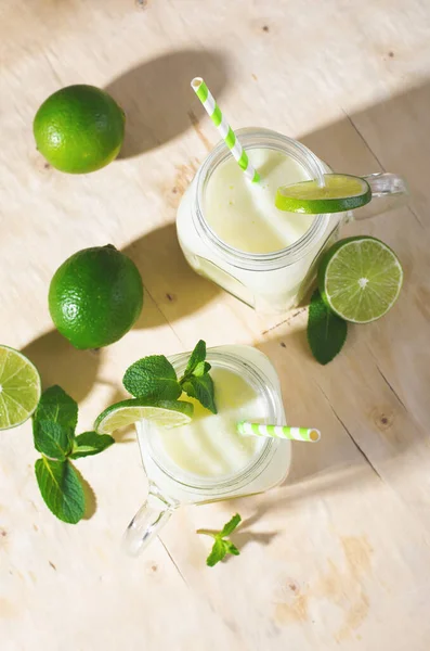 Lemonade Brasil Refreshing Creamy Lemonade Atau Limeade Lime Slices Mint — Stok Foto