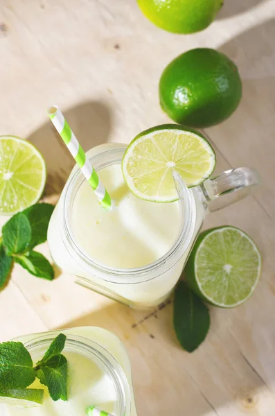 Brazilian Lemonade Refreshing Creamy Lemonade Limeade Lime Slices Mint Bright — Stock Photo, Image