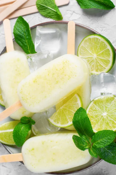 Verfrissende Limoenijsjes Braziliaanse Limonade Ijs Lolly Met Verse Limoen Munt — Stockfoto