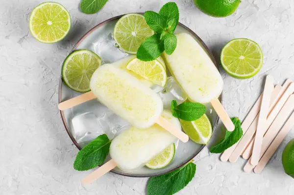 Verfrissende Limoenijsjes Braziliaanse Limonade Ijs Lolly Met Verse Limoen Munt — Stockfoto
