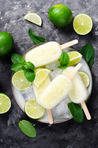 Ferahlatıcı Kireç Şekerlemeler Brezilya Limonata Buz Şekeri Taze Kireç Nane — Stok fotoğraf