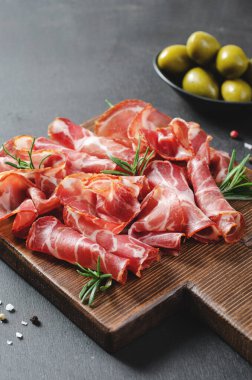 İyileştirilmiş Et Tabağı, Antipasto, Yatılı Karanlık Arkaplanda Aperatif