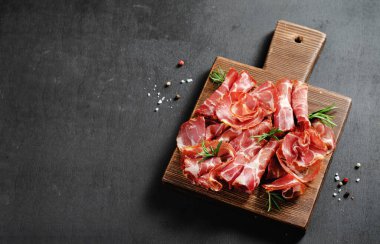 İyileştirilmiş Et Tabağı, Antipasto, Yatılı Karanlık Arkaplanda Aperatif