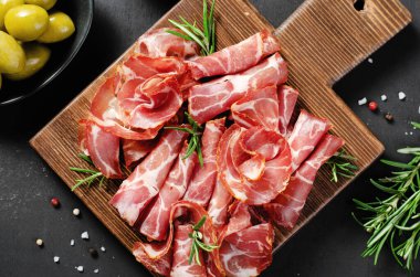 İyileştirilmiş Et Tabağı, Antipasto, Yatılı Karanlık Arkaplanda Aperatif