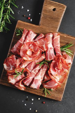 İyileştirilmiş Et Tabağı, Antipasto, Yatılı Karanlık Arkaplanda Aperatif