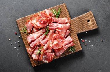 İyileştirilmiş Et Tabağı, Antipasto, Yatılı Karanlık Arkaplanda Aperatif