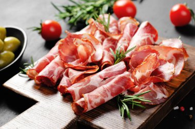 İyileştirilmiş Et Tabağı, Antipasto, Yatılı Karanlık Arkaplanda Aperatif