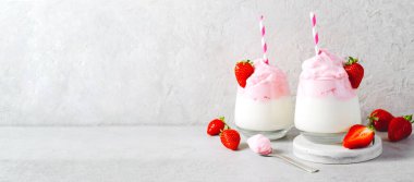 Çilekli Süt, Çilekli Milkshake, Dalgona Stili İçki Açık Gri Arkaplanda Taze Çilek