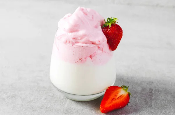 Whipped Strawberry Milk Strawberry Milkshake Dalgona Style Drink Fresh Strawberry — Stockfoto