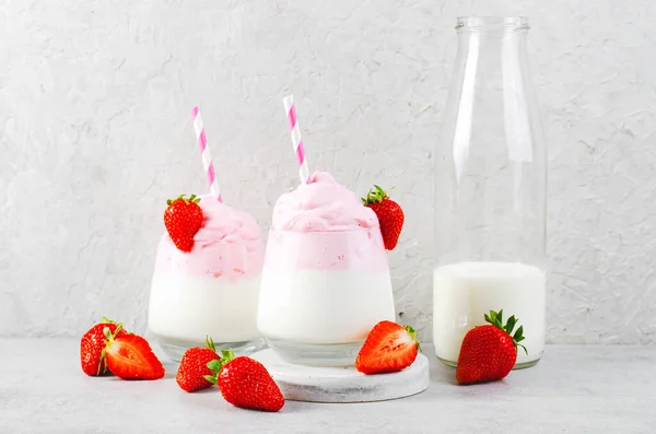 Whipped Strawberry Milk Strawberry Milkshake Dalgona Style Drink Fresh Strawberry — Stock Photo, Image