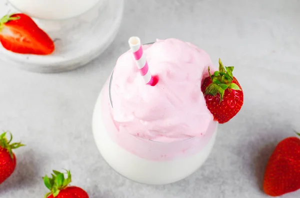 Клубничное Молоко Клубничный Молочный Коктейль Dalgona Style Drink Fresh Strawberry — стоковое фото