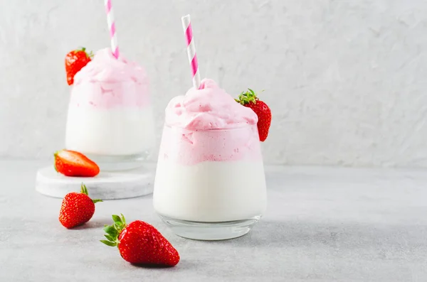 Schlagsahne Erdbeermilch Erdbeermilchshake Dalgona Style Drink Mit Frischer Erdbeere Auf — Stockfoto