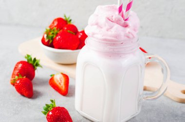 Çilekli Süt, Çilekli Milkshake, Dalgona Stili İçki Açık Gri Arkaplanda Taze Çilek