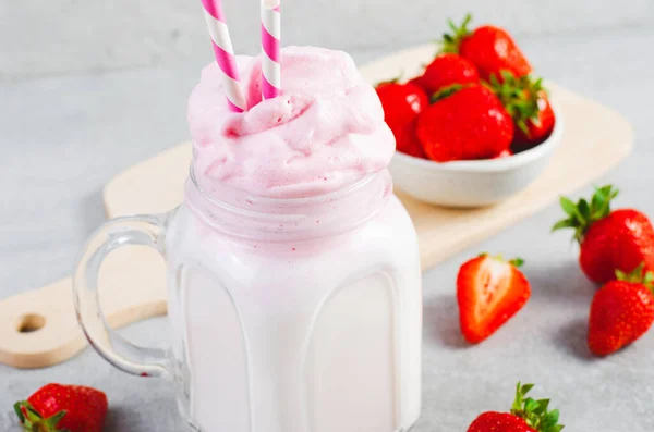 草莓牛奶 草莓奶昔 达尔戈纳风格的淡灰新鲜草莓饮料 — 图库照片