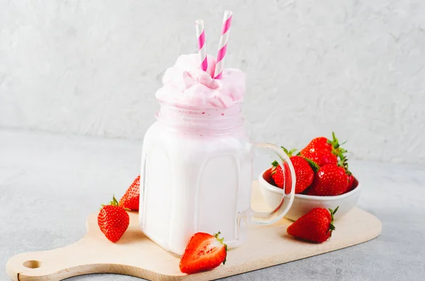 草莓牛奶 草莓奶昔 达尔戈纳风格的淡灰新鲜草莓饮料 — 图库照片