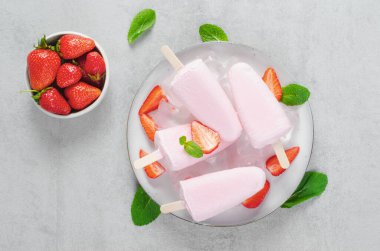 Çilekli dondurma, Taze çilekli Ice Lolly ve Parlak Arkaplanda Naneli şeker, Sağlıklı Tatlı