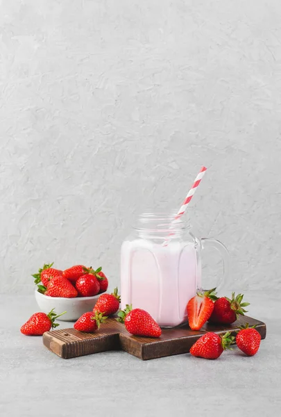 스트로베리 딸기와 밀크셰이크 라이트 그레이 그라운드 — 스톡 사진