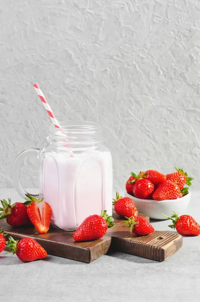 草莓饮料 淡灰背景的新鲜草莓奶昔 — 图库照片