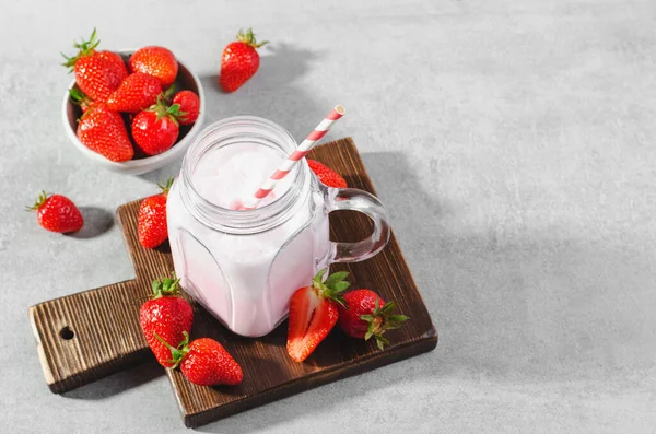 Erdbeergetränk Milchshake Mit Frischer Erdbeere Auf Hellgrauem Hintergrund — Stockfoto