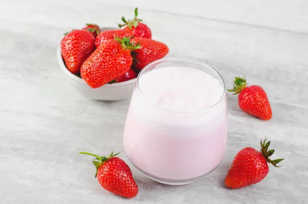 草莓饮料 淡灰背景的新鲜草莓奶昔 — 图库照片