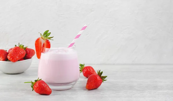 스트로베리 딸기와 밀크셰이크 라이트 그레이 그라운드 — 스톡 사진