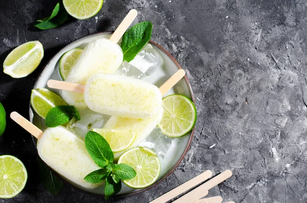 Refreshing Lime Popsicles Brazilian Lemonade Ice Lolly Fresh Lime Mint — Stok Foto