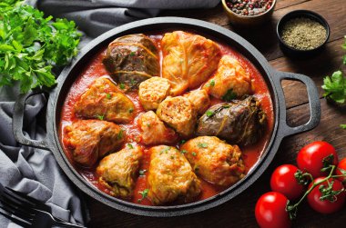 Et, pirinç ve sebzeli ev yapımı lahana ruloları. Sarma, golubtsy, dolma olarak da bilinen lahana dolması