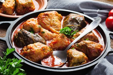 Et, pirinç ve sebzeli ev yapımı lahana ruloları. Sarma, golubtsy, dolma olarak da bilinen lahana dolması