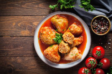 Et, pirinç ve sebzeli ev yapımı lahana ruloları. Sarma, golubtsy, dolma olarak da bilinen lahana dolması