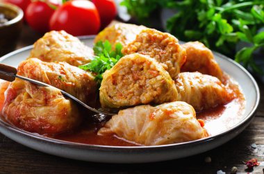 Et, pirinç ve sebzeli ev yapımı lahana ruloları. Sarma, golubtsy, dolma olarak da bilinen lahana dolması