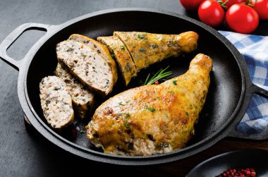 Kara Arkaplanda Pişmiş Tavuk Bacağı