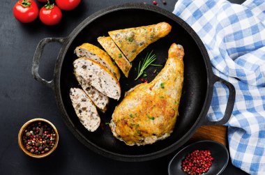 Kara Arkaplanda Pişmiş Tavuk Bacağı