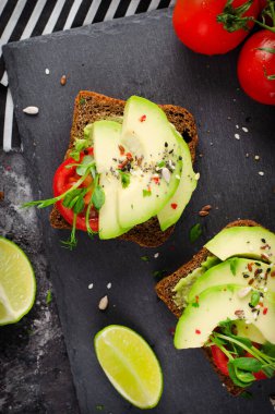 Domatesli Avokado Tostları, Sağlıklı Atıştırmalıklar veya Siyah Arkaplanda Kahvaltı