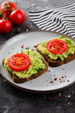 Domatesli Avokado Tostları, Sağlıklı Atıştırmalıklar veya Siyah Arkaplanda Kahvaltı
