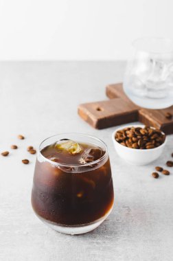 Buzlu kahve, buzlu soğuk kahve, açık gri arka plan, ferahlatıcı içecek.