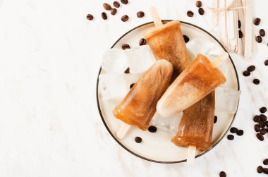 Buzlu kahve, buzlu şekerleme, kahve çekirdekli şekerleme ve buzlu dondurma.