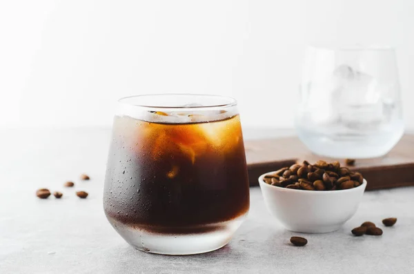 Iskaffe Kallbryggt Kaffe Med Ljusa Ljusgrå Bakgrund Uppfriskande Dryck — Stockfoto
