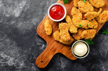 Lezzetli Çıtır Kızarmış Tavuk Göğüs Şeritleri Ketçaplı Karanlık Arka plan, Tavuk Parmaklı