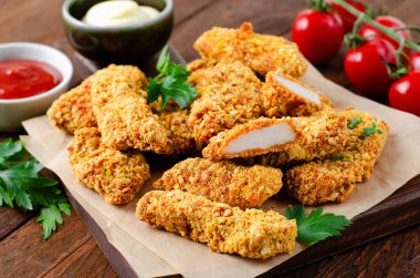 Lezzetli Çıtır Kızarmış Tavuk Göğüs Şeritleri Ketçaplı Karanlık Arka plan, Tavuk Parmaklı