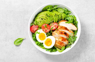 Taze salatalı ızgara tavuk filetosu, vişneli domates, haşlanmış yumurta ve avokado, sağlıklı yemek, Budha Bowl, Ketogenic Diet, Lezzetli Yemek, Keto Paleo Diyet Menüsü