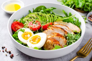 Taze salatalı ızgara tavuk filetosu, vişneli domates, haşlanmış yumurta ve avokado, sağlıklı yemek, Budha Bowl, Ketogenic Diet, Lezzetli Yemek, Keto Paleo Diyet Menüsü