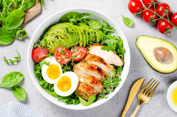 Taze salatalı ızgara tavuk filetosu, vişneli domates, haşlanmış yumurta ve avokado, sağlıklı yemek, Budha Bowl, Ketogenic Diet, Lezzetli Yemek, Keto Paleo Diyet Menüsü