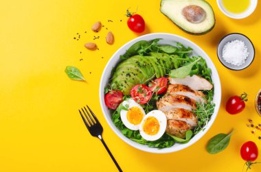 Taze salatalı ızgara tavuk filetosu, vişneli domates, haşlanmış yumurta ve avokado, sağlıklı yemek, Budha Bowl, Ketogenic Diet, Lezzetli Yemek, Keto Paleo Diyet Menüsü